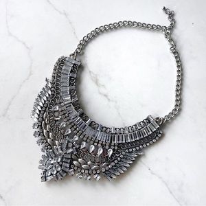 Stunning sparkly necklace - silver tones